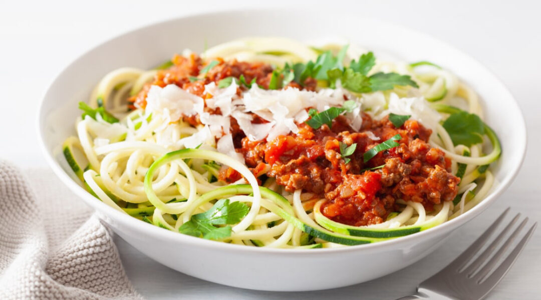 Une délicieuse salade de spaghettis crus de courgettes