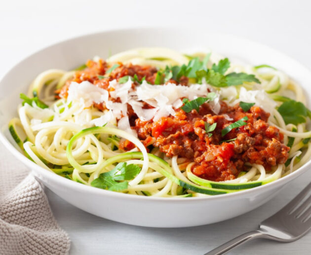 spaghettis de courgette et bolognaise végétale