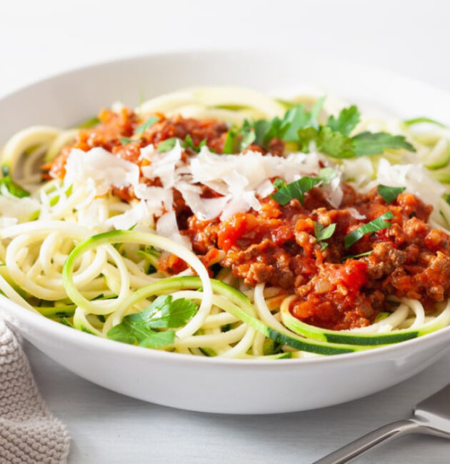 spaghettis de courgette et bolognaise végétale