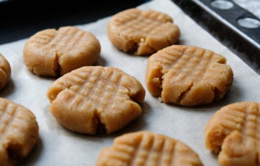 Biscuits crus au beurre de cacahuètes