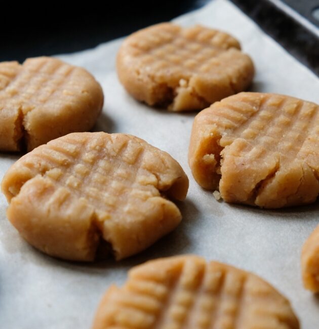 Biscuits crus au beurre de cacahuètes