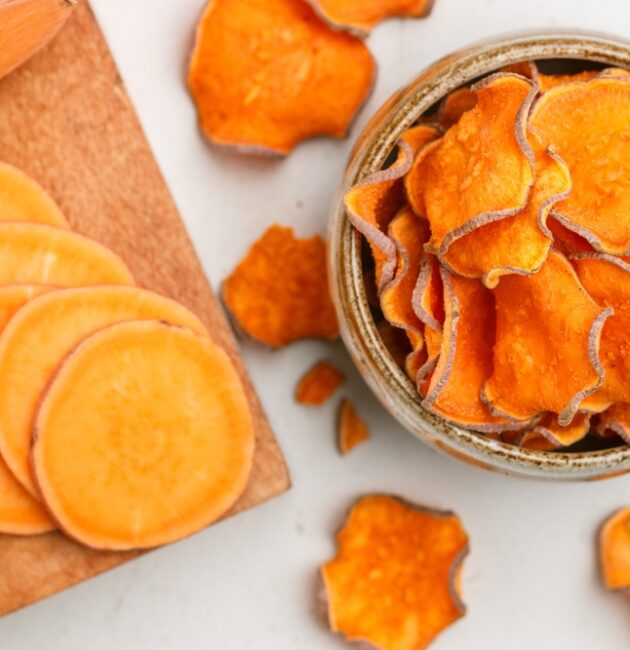 Chips de patate douce crue au déshydrateur