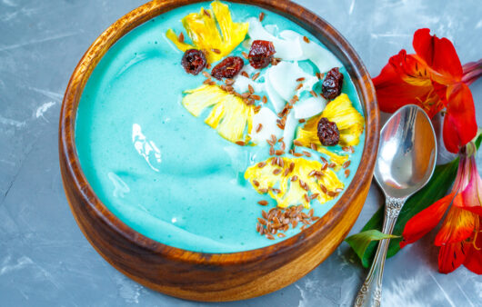 Le Smoothie bowl tropical, une boisson aux couleurs de l'été à base de banane, fruit de la passion, spiruline bleue et ses copeaux d'ananas et de noix de coco !