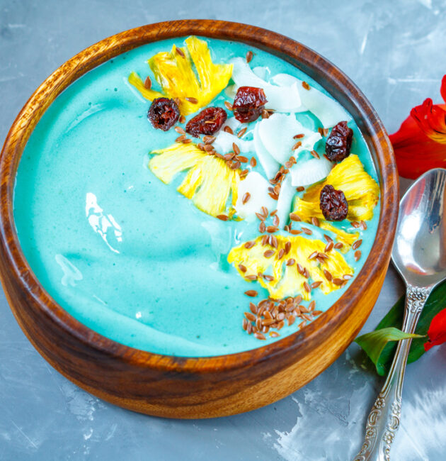 Le Smoothie bowl tropical, une boisson aux couleurs de l'été à base de banane, fruit de la passion, spiruline bleue et ses copeaux d'ananas et de noix de coco !