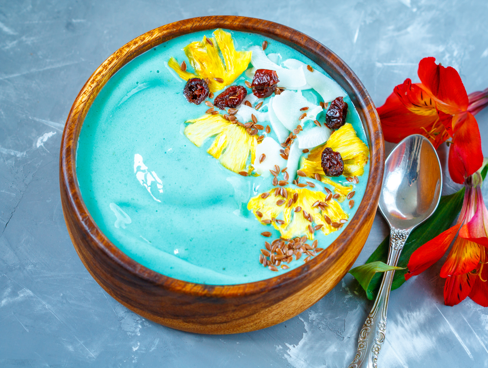 Le Smoothie bowl tropical, une boisson aux couleurs de l'été à base de banane, fruit de la passion, spiruline bleue et ses copeaux d'ananas et de noix de coco !